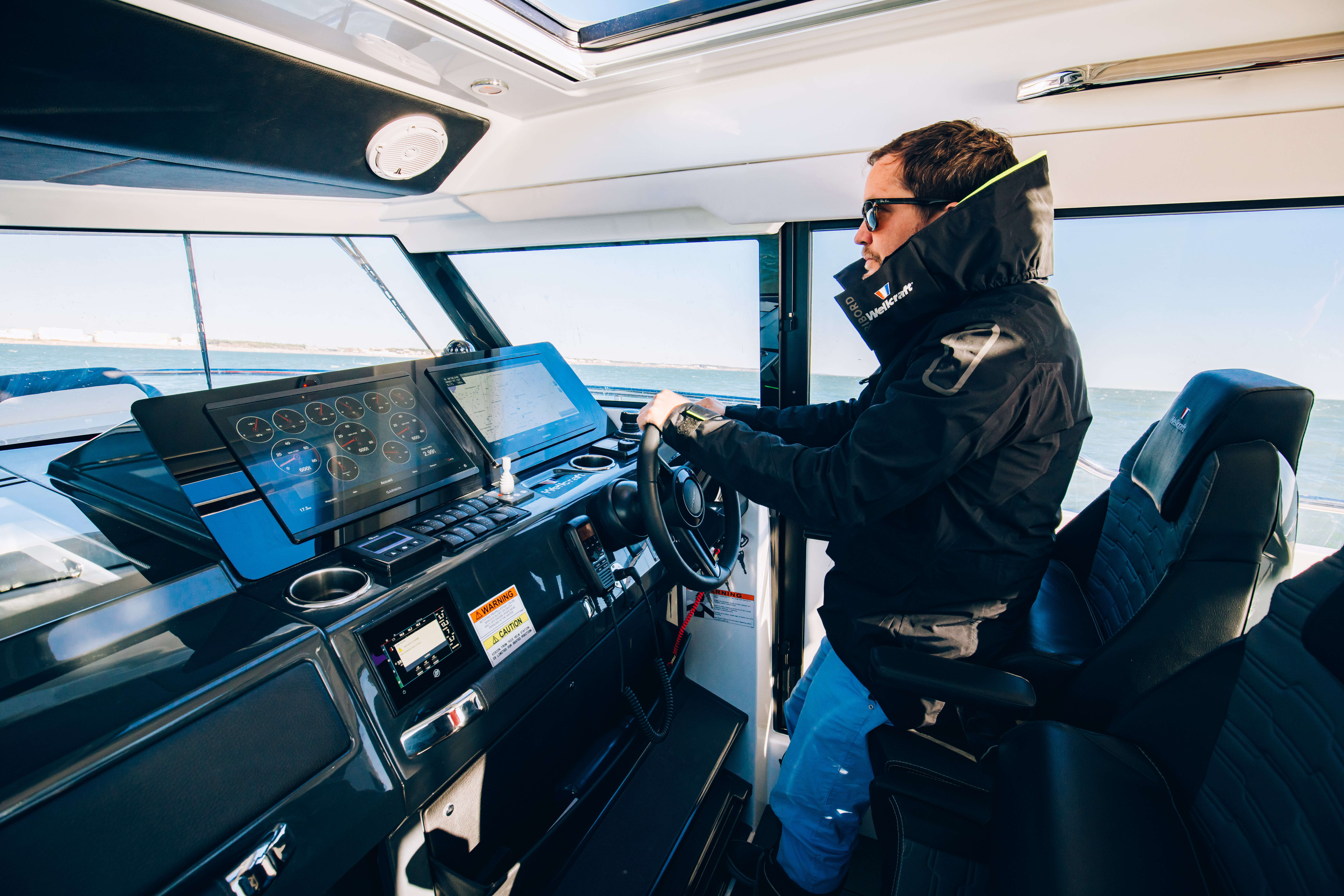 WELLCRAFT_38_EXPLORER_IMG_INT_LIFESTYLE_NAV_FRANCE.jpeg